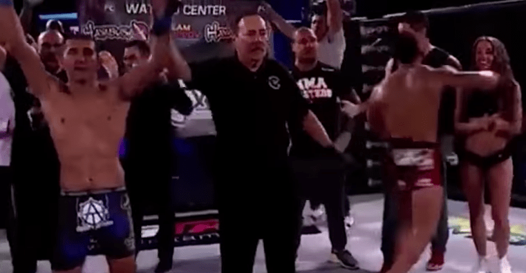Luchador golpea a 'chica del ring'. Pulzo.com