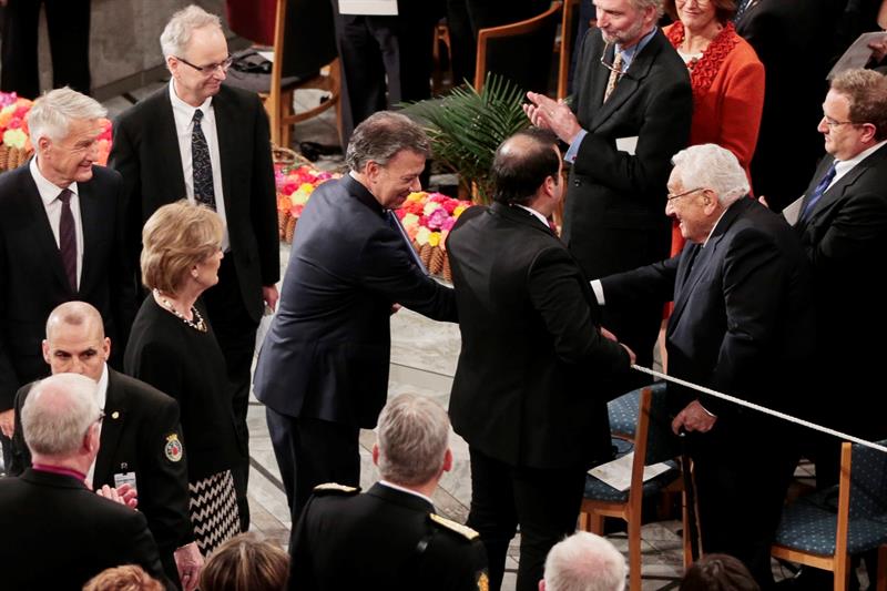 Santos saluda a Kissinger