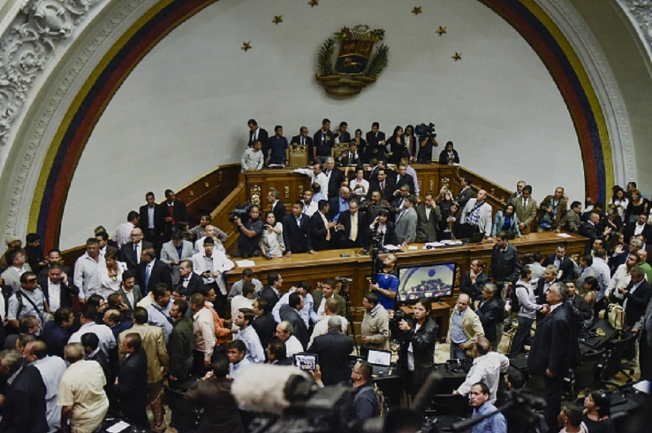 Parlamento venezolano culpa a maduro de crisis