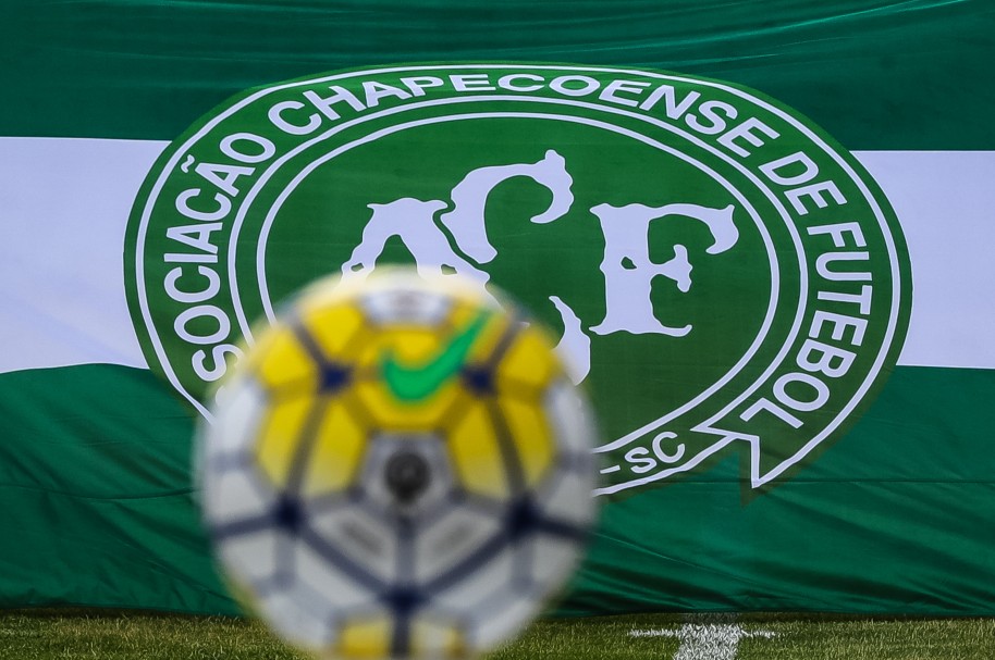 El balon y la bandera de Chapecoense, antes de un partido contra Fluminense