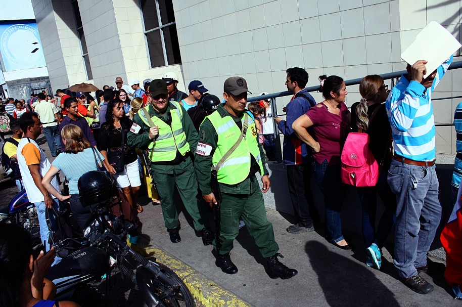 Venezolanos esperan frente a un banco de San Cristóbal para cambiar bolívares