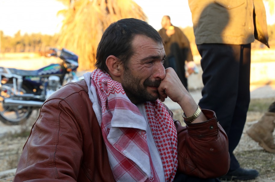 Un hombre sirio llora ante las ruinas de su ciudad
