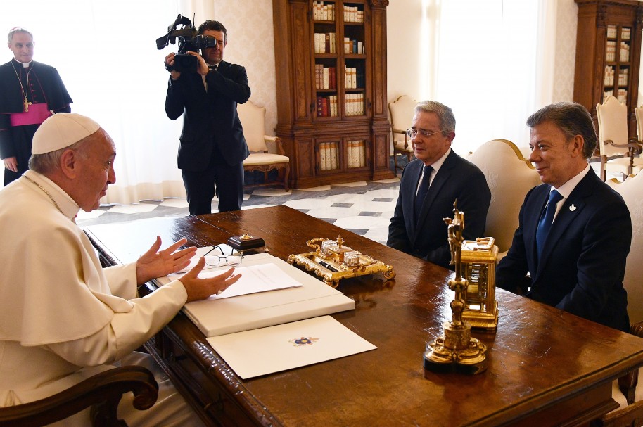 El papa Francisco, el senador Álvaro Uribe y el presidente Juan Manuel Santos