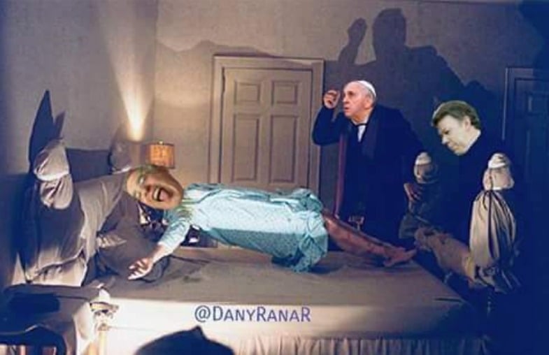 Meme del papa y Santos exorcizando a Uribe. Pulzo.com