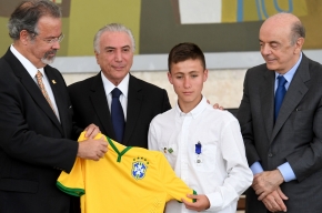 Johan Alexis Ramirez (tercero de izquierda a derecha) posa junto a ministro de Defensa de Brasil, Raul Jungmann (Izq.); el presidente de ese país, Michel Temer,  y el ministro de Relaciones Exteriores brasileño, Jose Serra (Der.R).
