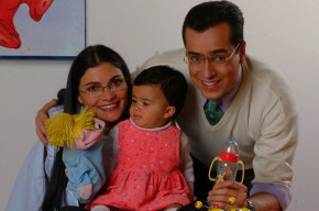 Beatriz Pinzón Solano (interpretada por Ana María Orozco), Armando Mendoza (Jorge Enrique Abello) y su hija en 'Ecomoda'.