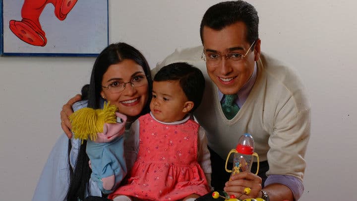 Beatriz Pinzón Solano (interpretada por Ana María Orozco), Armando Mendoza (Jorge Enrique Abello) y su hija en 'Ecomoda'.