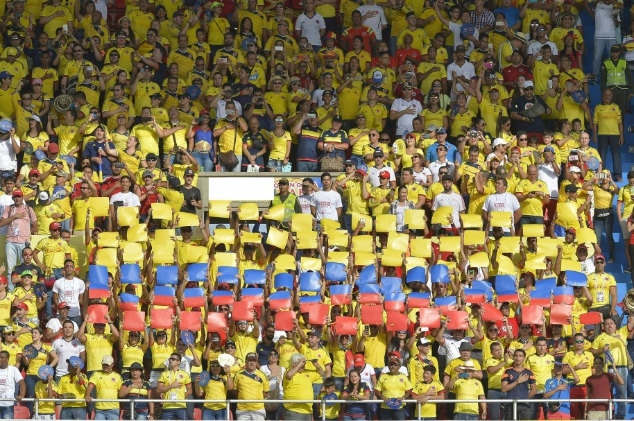 Hinchas de Colombia durante el partido contra Chile, en Barranquilla