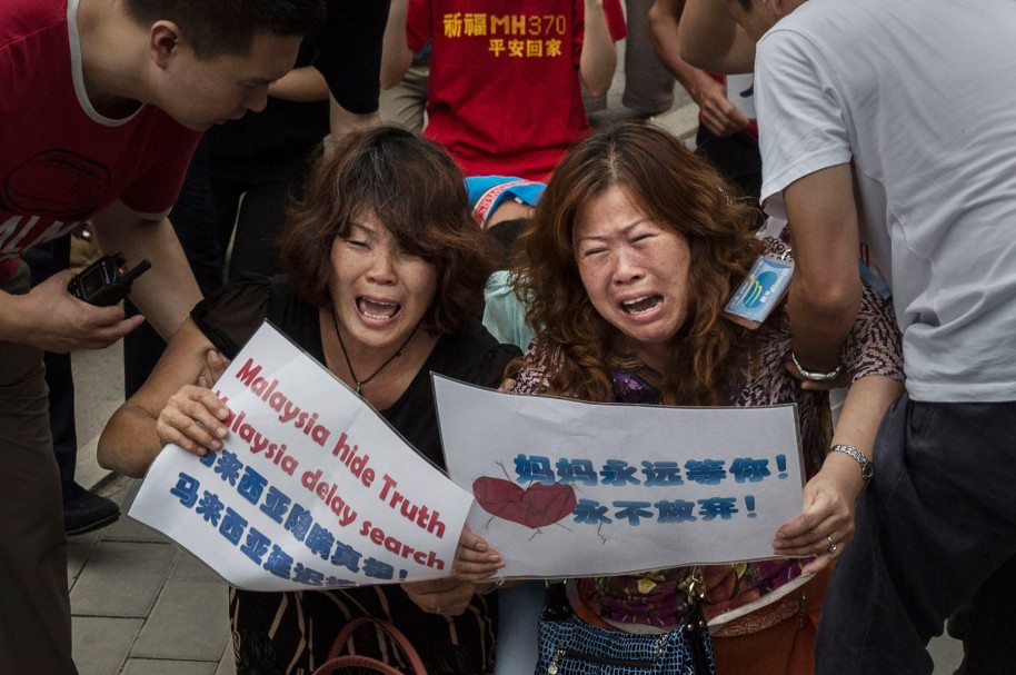 Familiares de los pasajeros del vuelo MH370, en China