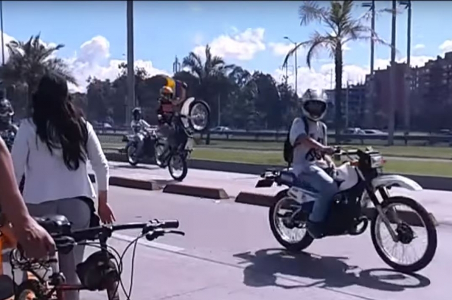 Motos invadieron ciclovía en la calle 26