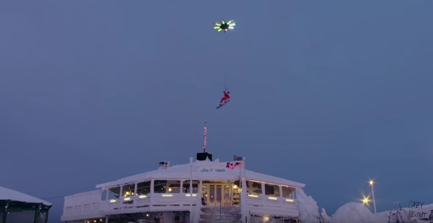 Hombre 'vuela' con un dron. Pulzo.com