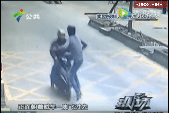 Hombre golpea y detiene a ladrón que le robó la moto.