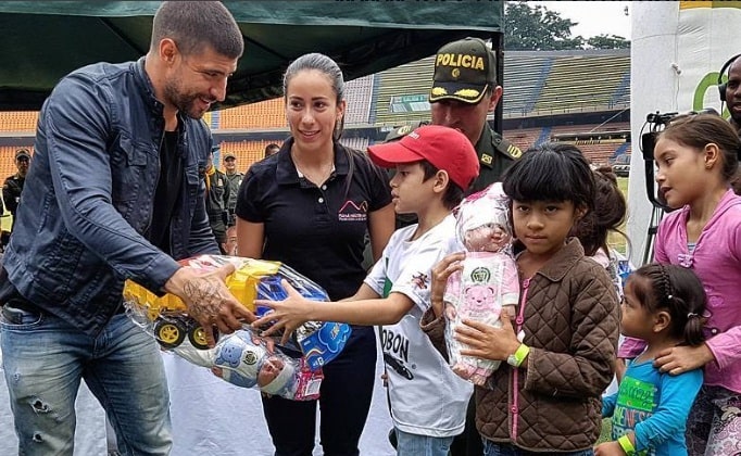 Niños con 'Tin' Castro y Mariana Pajón