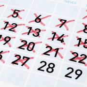 Hoja de calendario con fechas tachadas