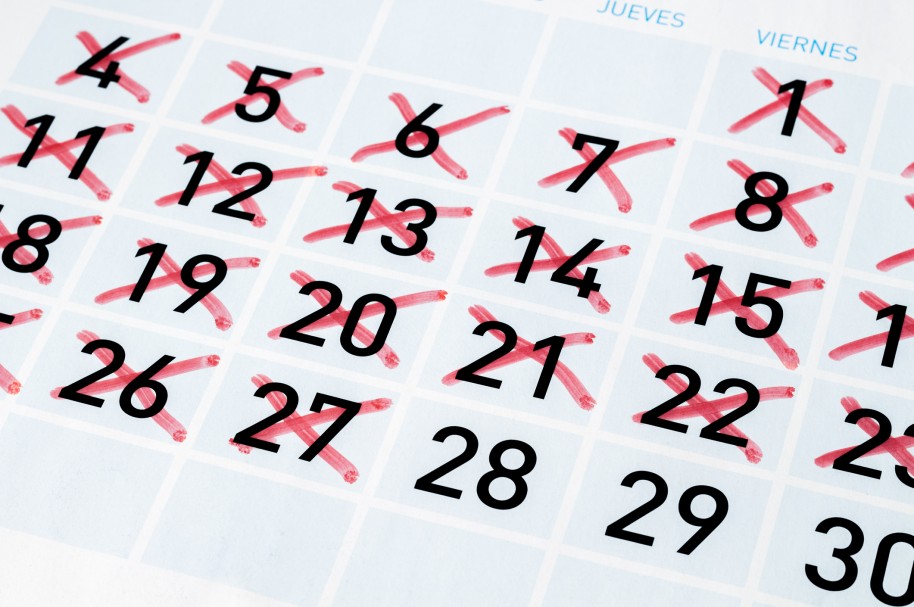 Hoja de calendario con fechas tachadas