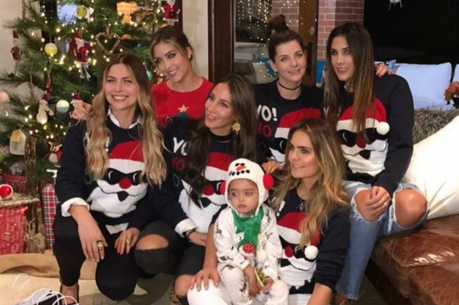 Daniela Ospina, Carolina Cruz, Vaneza Pelaez y algunas de sus amigas en novena navideña.