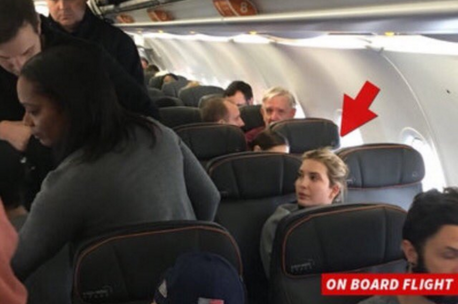 Ivanka Trump atacada en un avión.