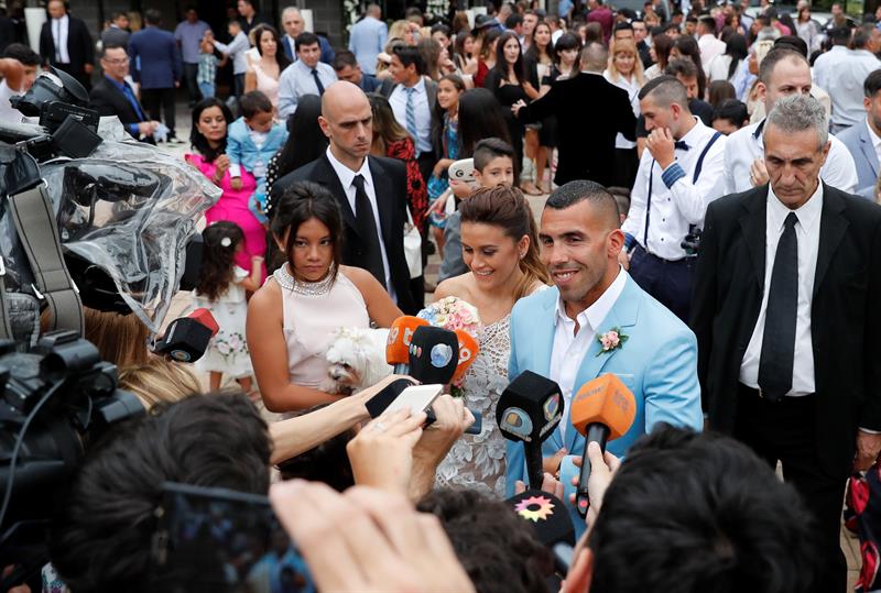 Carlos Tévez y su esposa.