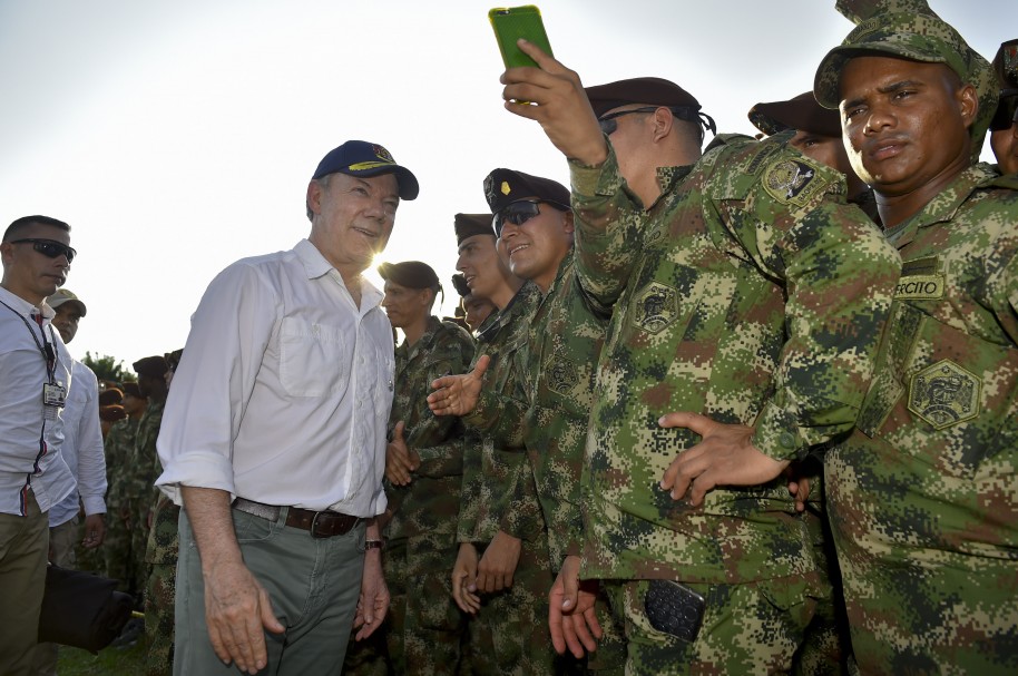El Presidente Juan Manuel Santos departe con integrantes del Ejército momentos antes de iniciar el acto de saludo de Navidad a las tropas