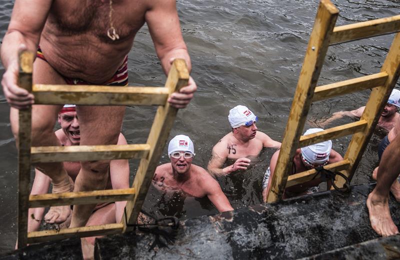 Personas nadaron el río de Praga casi helado.