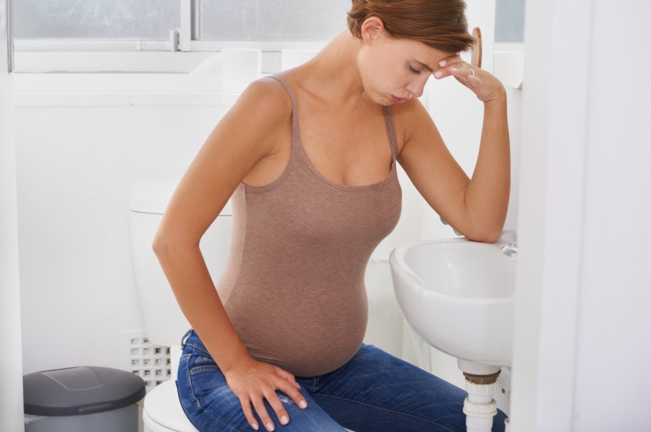 Mujer embarazada en el baño