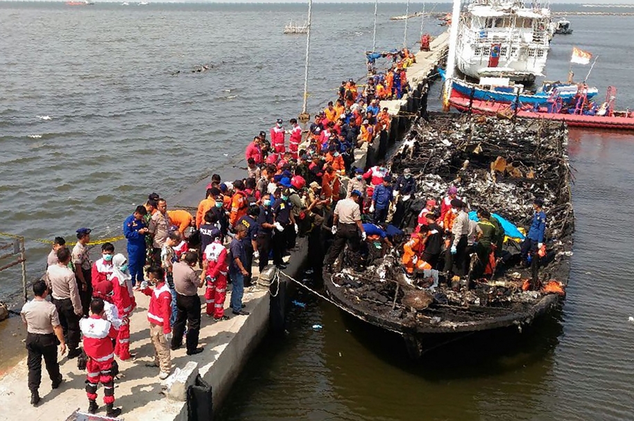 Barco incinerado en Indonesia