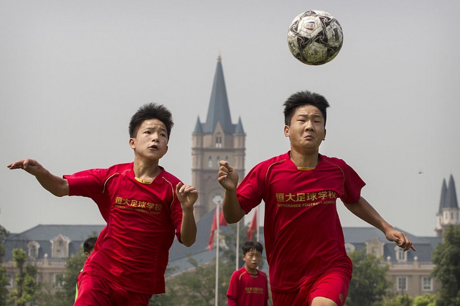 Niños China jugando fútbol