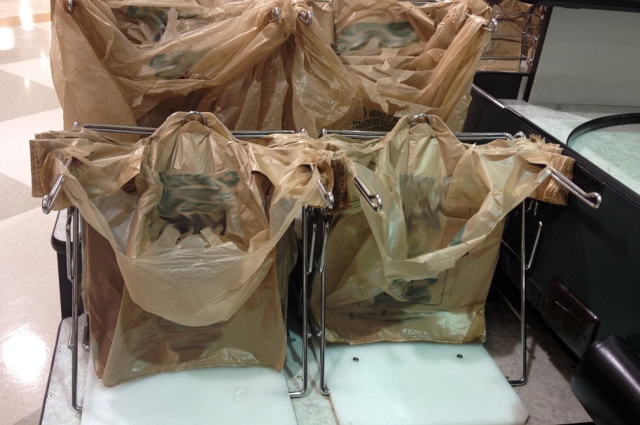 Bolsas plásticas en una caja de supermercado