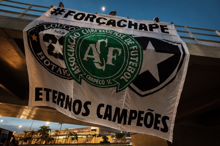Hinchas rinden tributo a Chapecoense Real