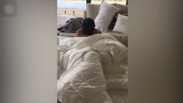 Pareja encuentra a ladrón en su cama
