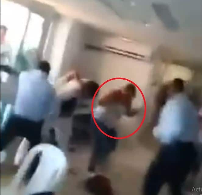Mujer golpeada en la clínica