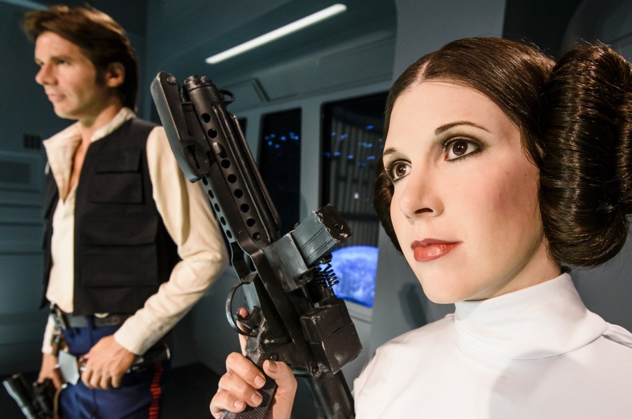 Harrisson Ford y Carrie Fisher, interpretando a Han Solo y la princesa Leia de 'Star Wars'.