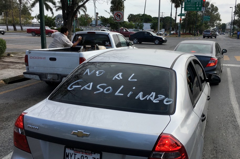 Mexicanos protestan y llaman a boicot por alza de precios gasolinas y escasez