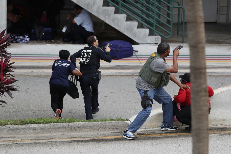Policía intenta evacuar a ciudadanos del aeropuerto de Fort Lauderdale