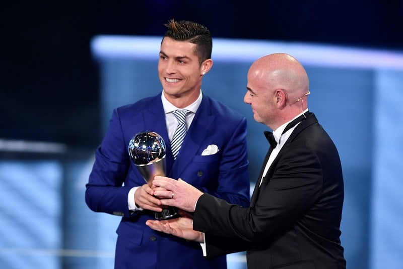 Gianni Infantino, presidente de la Fifa, entregando premio a mejor jugador de 2016 a Cristiano Ronaldo, jugador del Real Madrid.