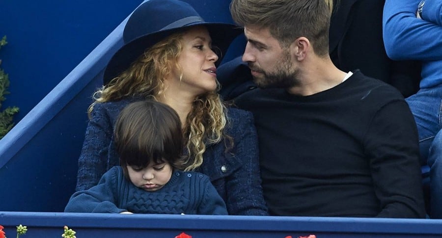 La cantante Shakira junto a su pareja, el futbolista Gerard Piqué, y su hijo mayor, Milan.