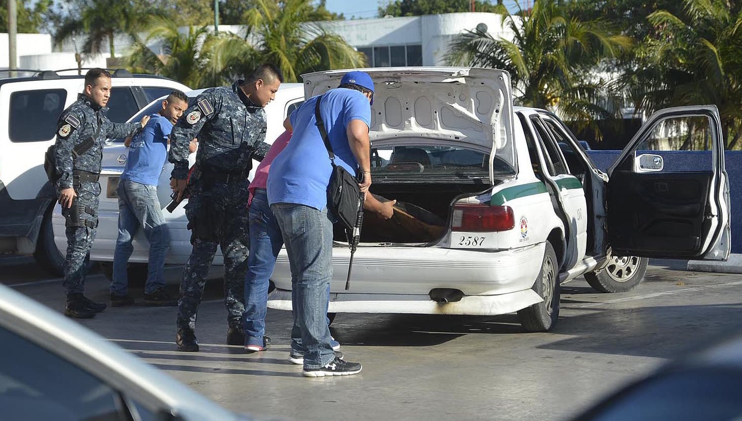Atacan a tiros varios edificios públicos en el balneario mexicano de Cancún