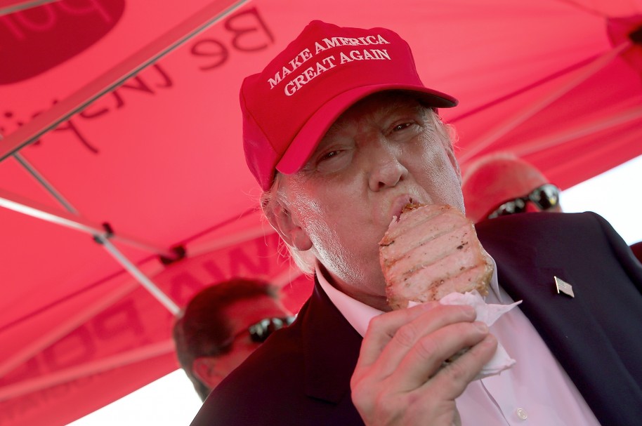 Trump comiendo cerdo