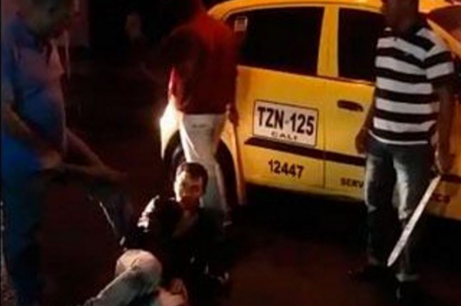 Taxistas golpean a joven en Cali Taxistas golpean a joven en Cali