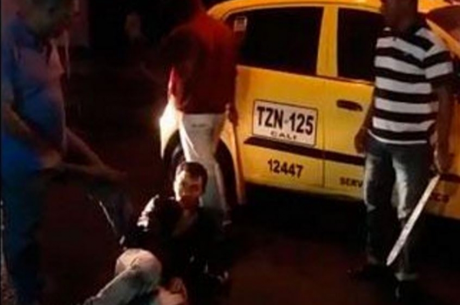 Taxistas golpean a joven en Cali