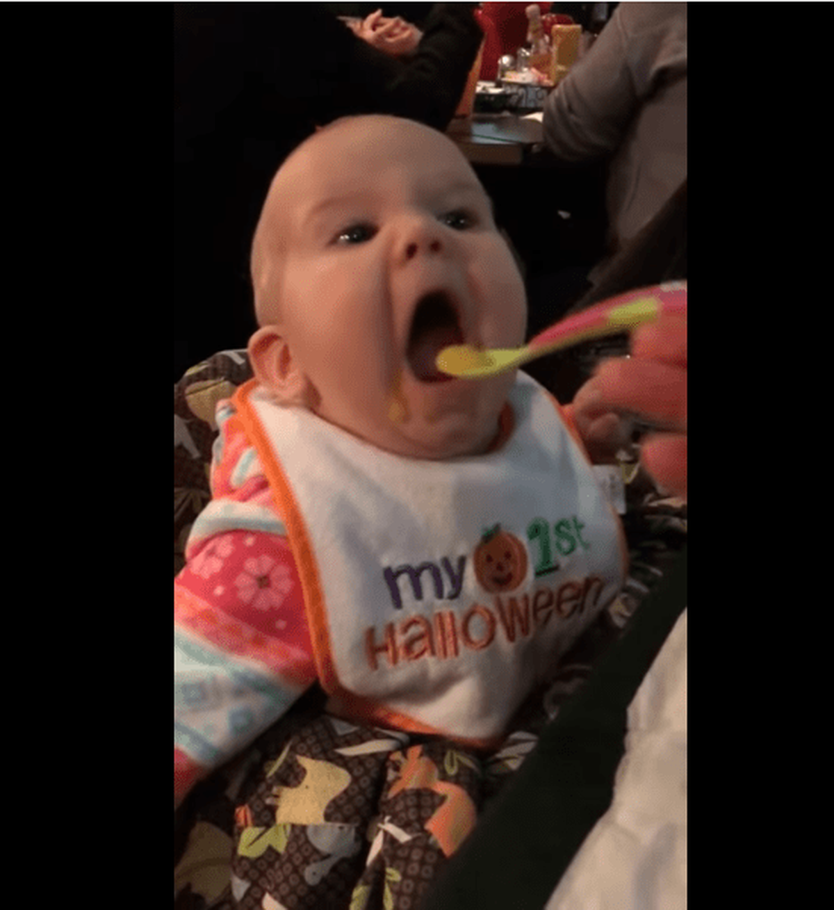 A esta bebé le encanta comer