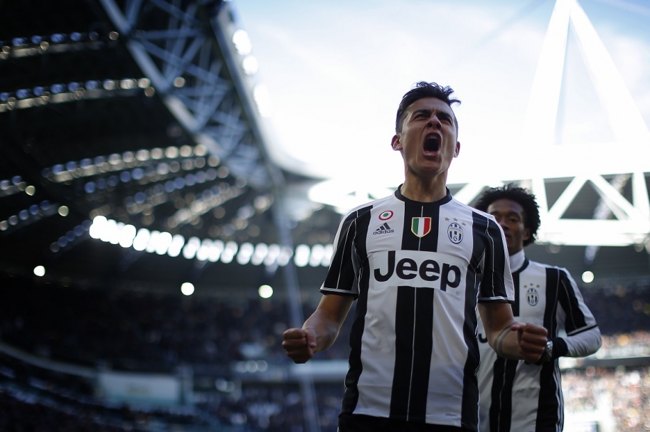 El delantero de la Juventus, Paulo Dybala, celebra su gol