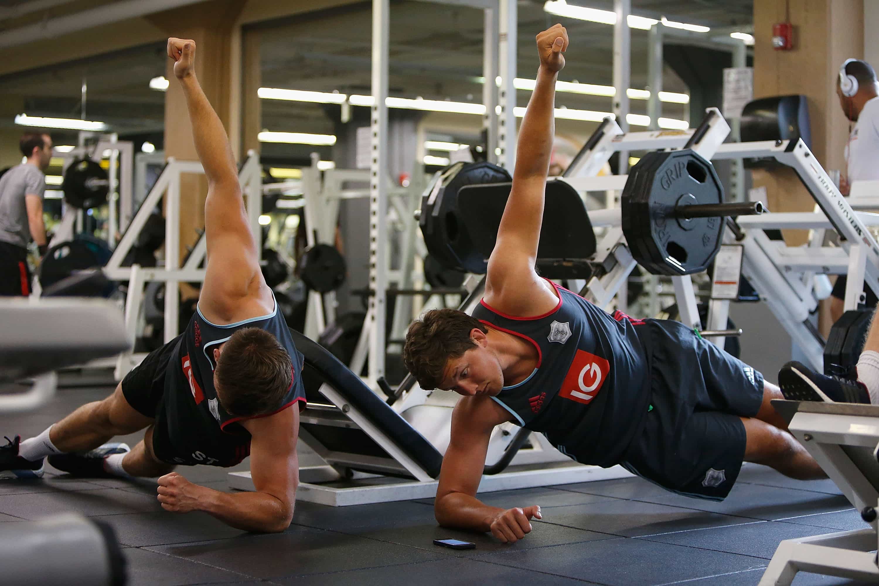 Hombres en el gimnasio