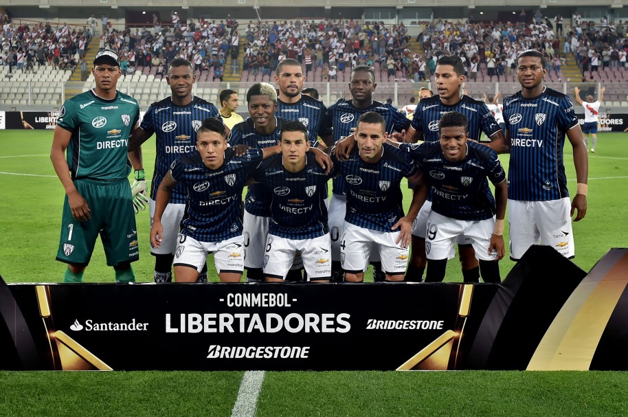 Independiente del Valle posa para la foto protocolaria en el inicio de la Copa Libertadores