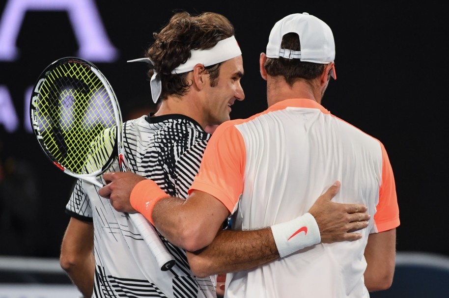 El suizo Roger Federer (Izq.) saluda al alemán Mischa Zverev después de su triunfo en el Abierto de Australia