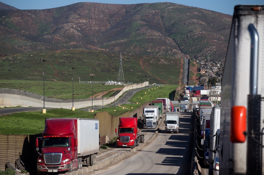 Camiones rodean la frontera de México y Estados Unidos Camiones rodean la frontera de México y Estados Unidos
