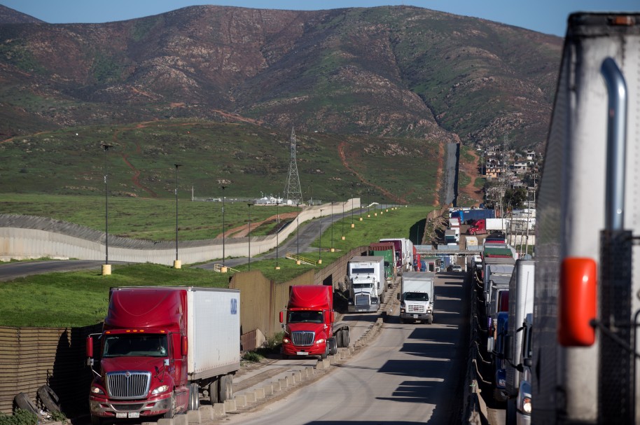 Camiones rodean la frontera de México y Estados Unidos