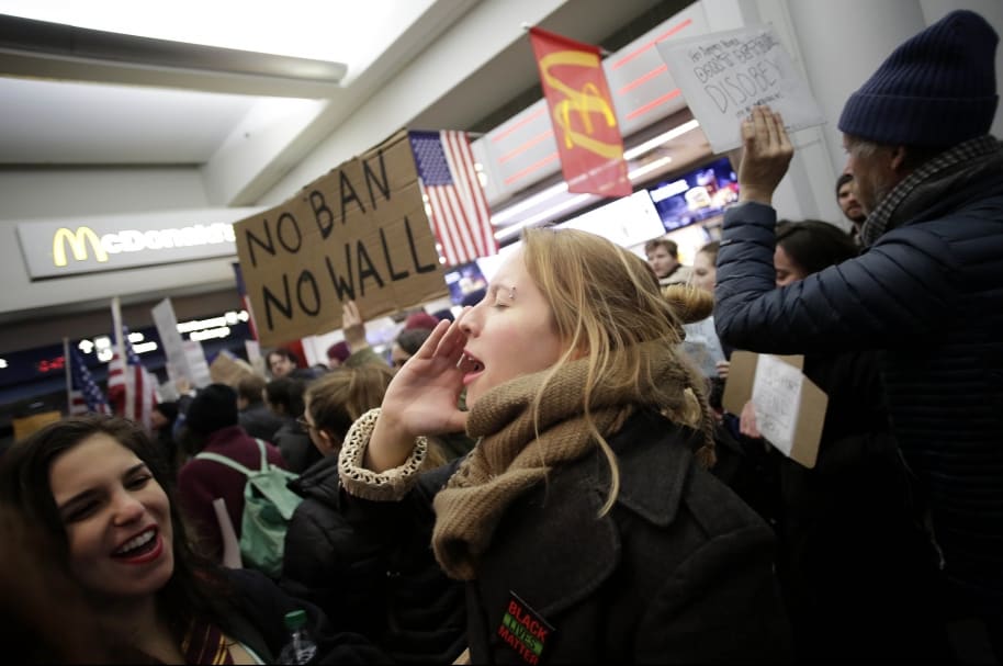 Siguen protestas en aeropuertos de Estados Unidos
