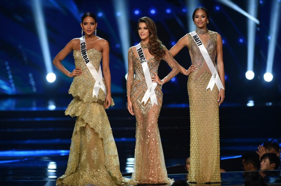 Andrea Tovar y Raquel Pellisier, Señorita Colombia y Señorita Haiti, junto a la Miss Universo 2017, la francesa a Iris Mittenaere (centro).