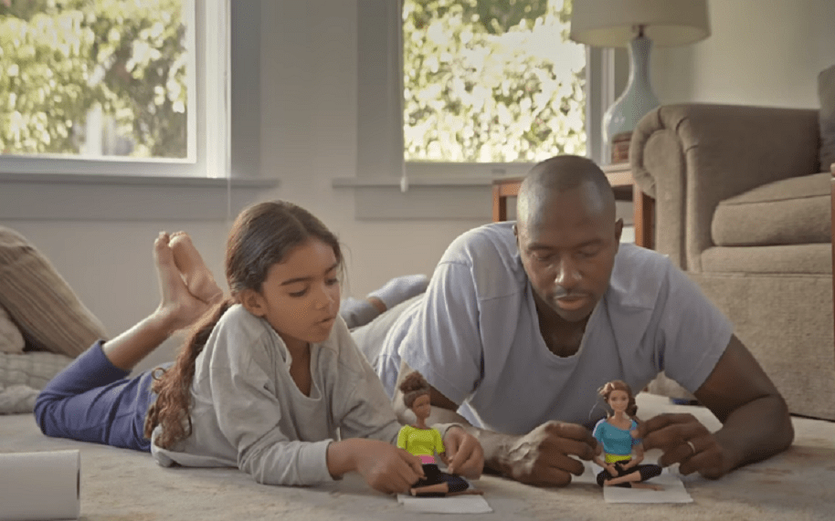 Nuevo comercial de Barbie invita a los papás a jugar con sus hijas